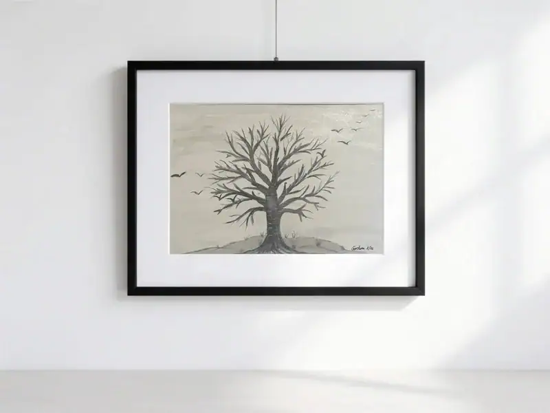 Albero spoglio grigio scuro su sfondo grigio velato con stormo di uccelli in volo, acquarello con china e matita, 30×40 cm con paspartout