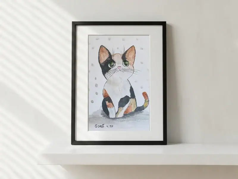 Il gattino calico di fantasia, acquarello, china e matita di Gordana Majic con un piccolo gatto pezzato seduto, occhi verdi grandi e sguardo curioso su fondo chiaro punteggiato.
