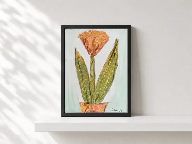 Fiore materico in vaso, opera di Gordana Majic con un grande fiore stilizzato in rilievo, realizzato con tela stropicciata e acrilico su cartoncino telato, in cornice nera.