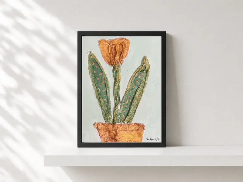 Fiore materico in vaso 2, opera di Gordana Majic con un grande fiore stilizzato in rilievo, realizzato con tela stropicciata e acrilico su cartoncino telato, in cornice nera.