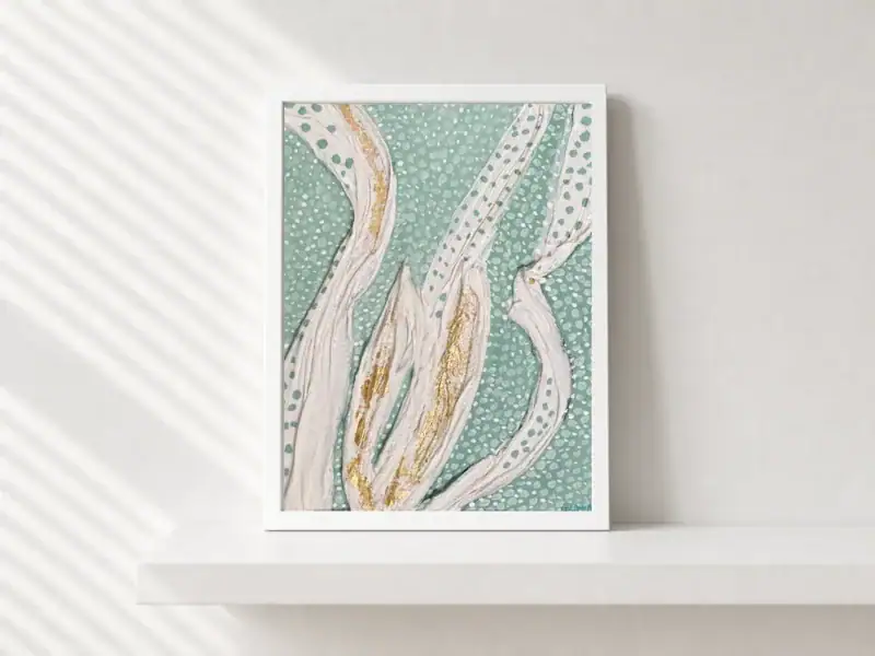 Onde materiche dorate, opera astratta di Gordana Majic con fasce in rilievo bianche e dorate su fondo verde acqua puntinato, acrilico e collage materico su cartoncino telato in cornice bianca.