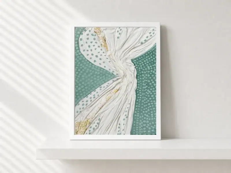 Onde materiche dorate 2, opera astratta di Gordana Majic con fasce in rilievo bianche e dorate su fondo verde acqua puntinato, acrilico e collage materico su cartoncino telato in cornice bianca.