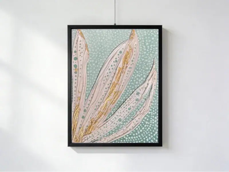 Petali materici dorati, opera astratta di Gordana Majic con grandi forme in rilievo bianche e dorate simili a petali su fondo verde acqua puntinato, acrilico e collage materico su cartoncino telato in cornice nera.