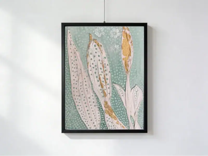 Petali materici dorati 3, opera astratta di Gordana Majic con grandi forme in rilievo bianche e dorate simili a petali su fondo verde acqua puntinato, acrilico e collage materico su cartoncino telato in cornice nera.