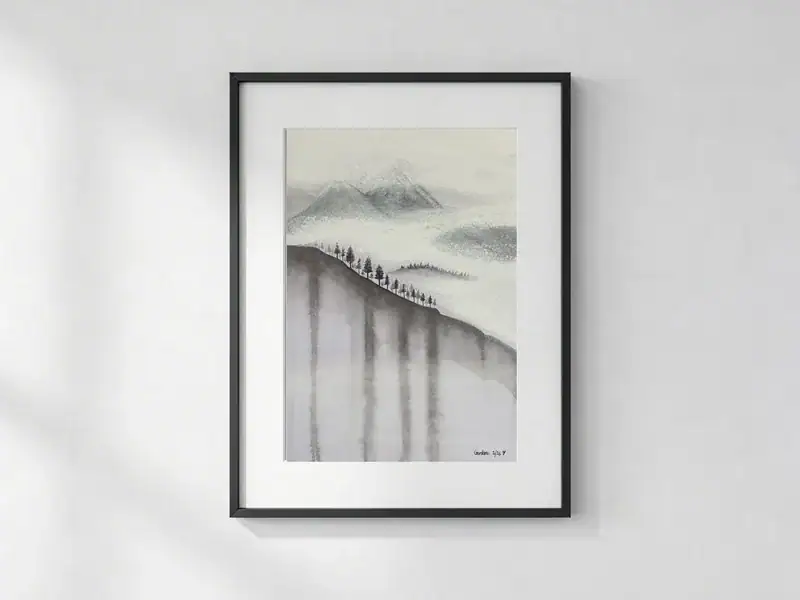 Colline immerse nella nebbia, acquarello e matita in scala di grigi di Gordana Majic con un crinale scuro punteggiato di alberi e montagne sfumate che si perdono nella foschia.