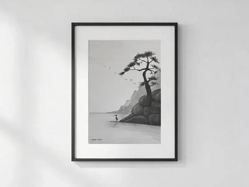 L’attesa del pesciolino, acquarello e matita in scala di grigi di Gordana Majic con un albero su rocce, montagne sullo sfondo e un uccello sulla riva che osserva l’acqua in cerca di un pesciolino.