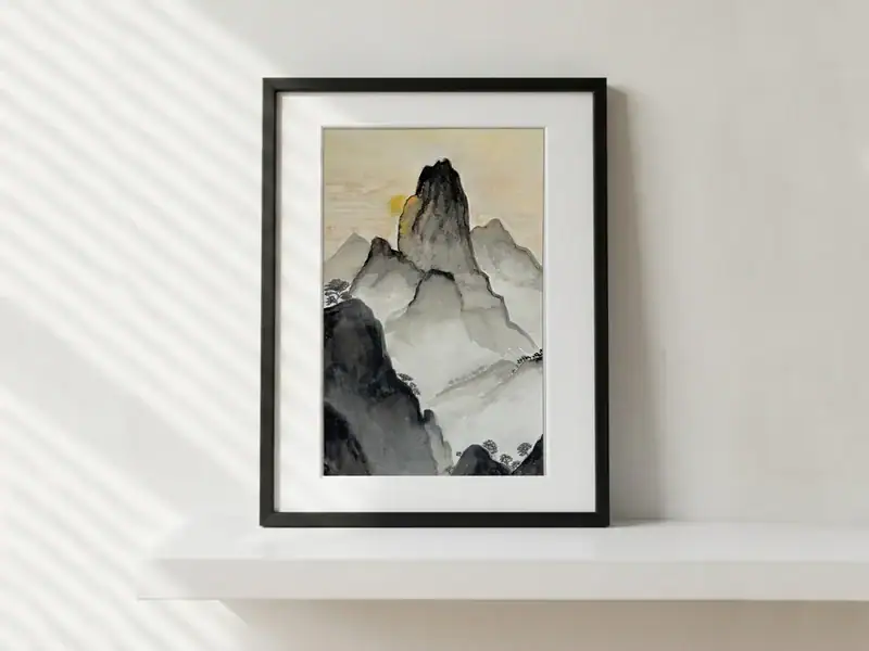 Montagne al sole dorato, acquarello, china e matita di Gordana Majic con alte montagne in toni di grigio e una cima scura davanti a un sole dorato che crea un’atmosfera mistica.