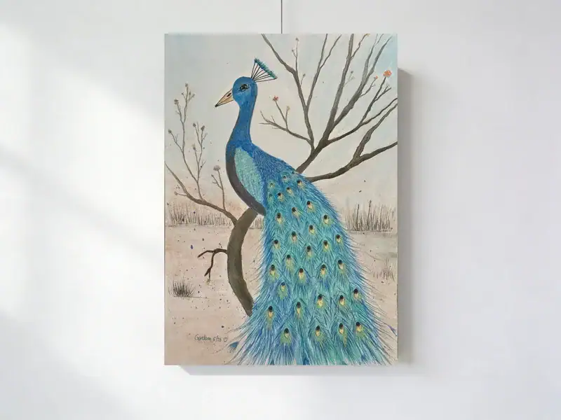 Il pavone dai riflessi dorati, acquarello, china e matita di Gordana Majic con un pavone azzurro su un ramo e lunga coda decorata da ocelli con riflessi dorati su cartoncino telato.