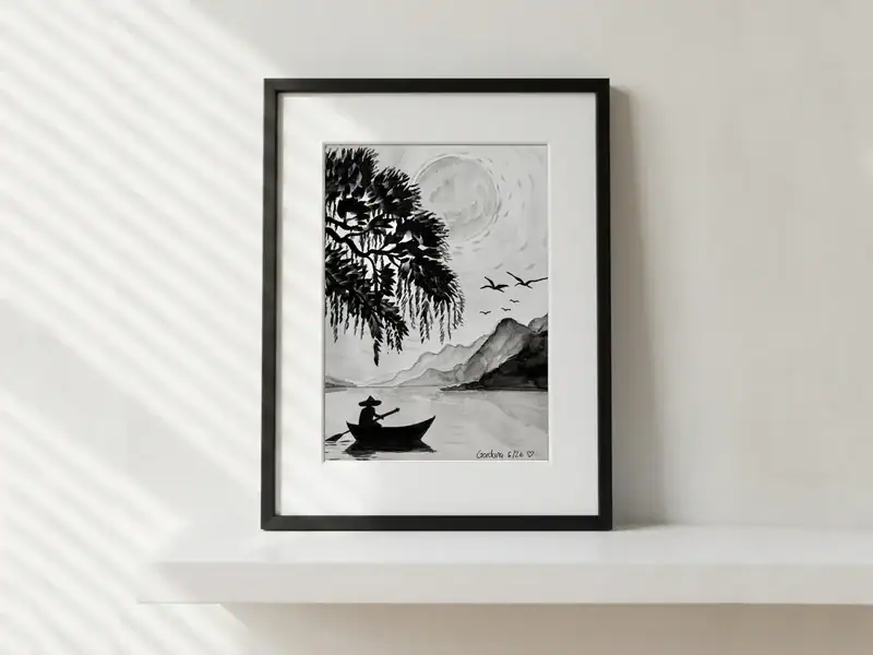 Il pescatore alla luce della luna, acquarello monocromatico di Gordana Majic con grande albero scuro in alto a sinistra, luna piena luminosa, pescatore in barca sul lago e montagne sullo sfondo con uccelli in volo.