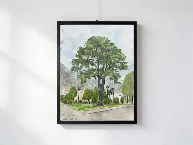 Acquerello di un grande cedro verde in un parco urbano di Locarno, con palme, edifici e montagne sullo sfondo; opera con cornice e senza passepartout, dimensioni esterne 30 × 40 cm.