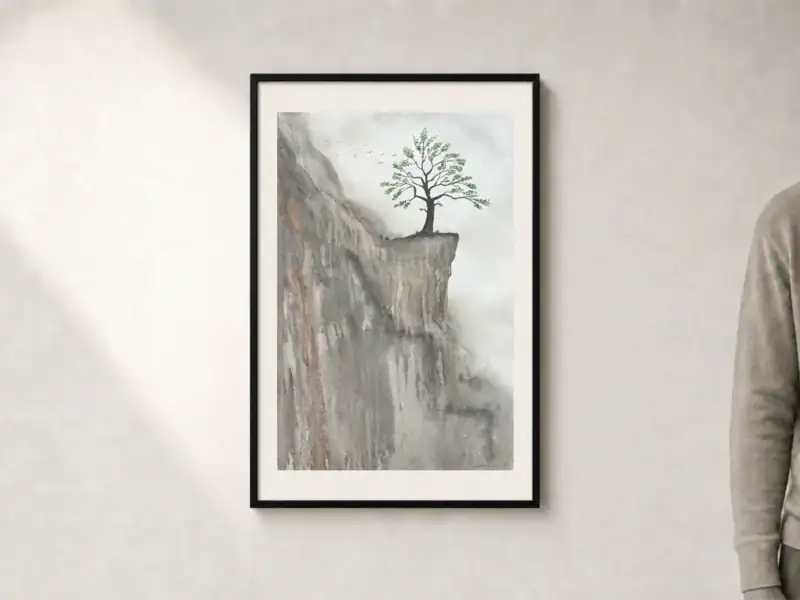Acquerello di un albero solitario con foglie verdi sul bordo di una parete rocciosa a strapiombo, con uccelli nel cielo e sfondo chiaro; opera con passepartout e cornice nera, dimensioni esterne 52 × 72 cm.
