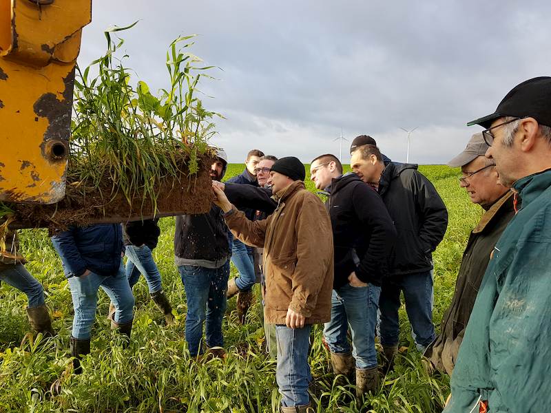 Agriculteurs constatant l'état de la terre dans une exploitation