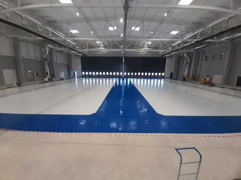 Pavimento in resina per hangar dell'International Flight Training School di Decimomannu, sistema multistrato resistente a fluidi aeronautici