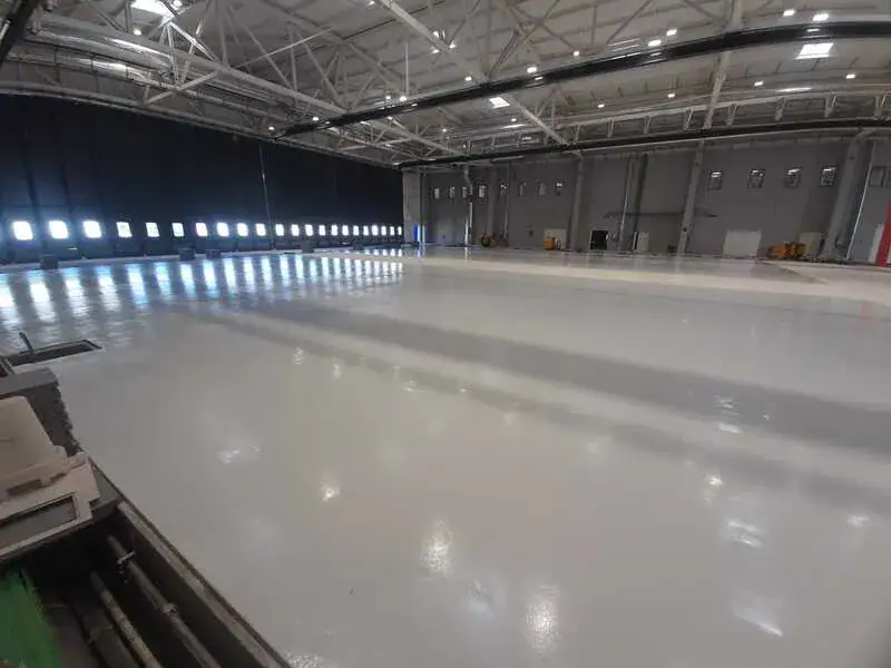 Pavimento in resina per hangar dell'International Flight Training School di Decimomannu, sistema multistrato resistente a fluidi aeronautici