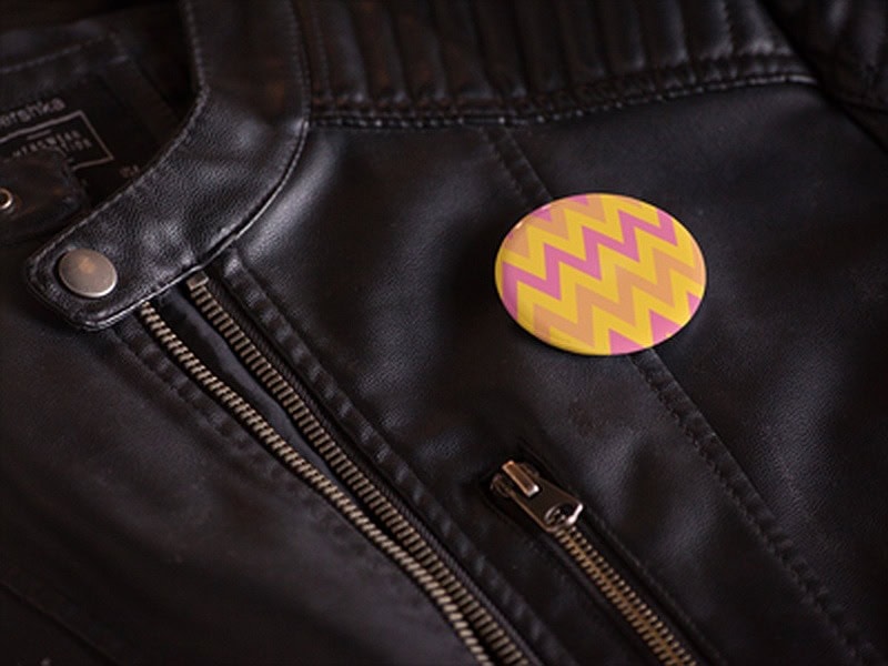 przypinka wizualizacja na kurtce