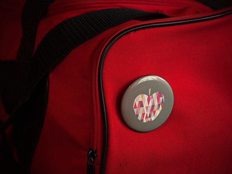 Przypinka z jabłkiem