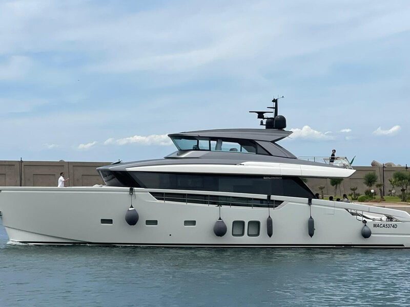 LUXURY YACHT CHARTER
