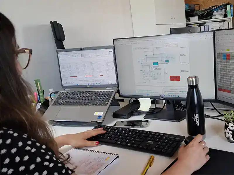 technicienne bureau d'étude en train de travailler