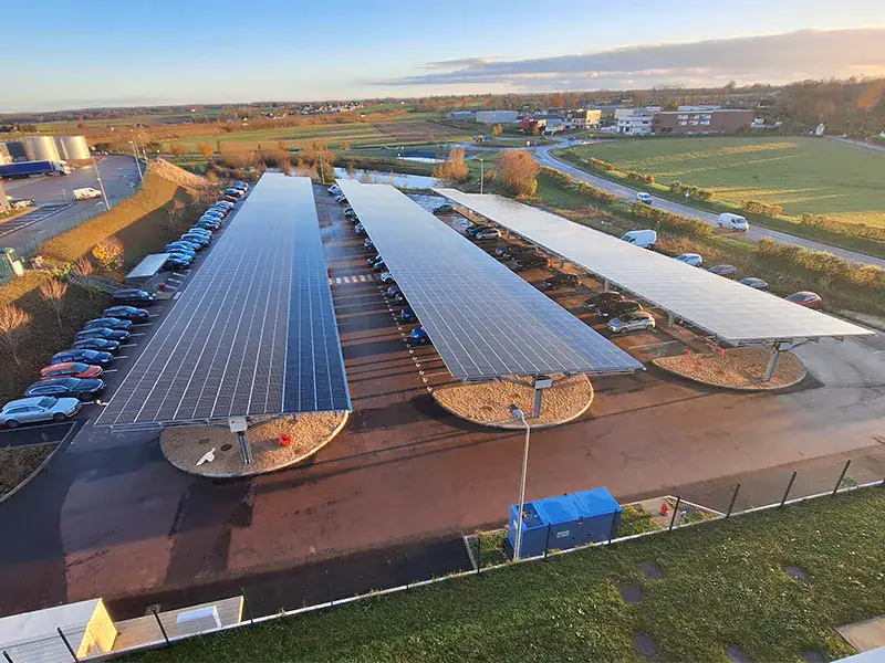 3 ombrières photovoltaïque sur un parking