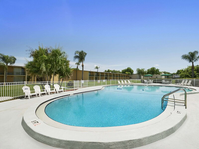 Howard Johnson Winter Haven pool - budget hotel near LEGOLAND