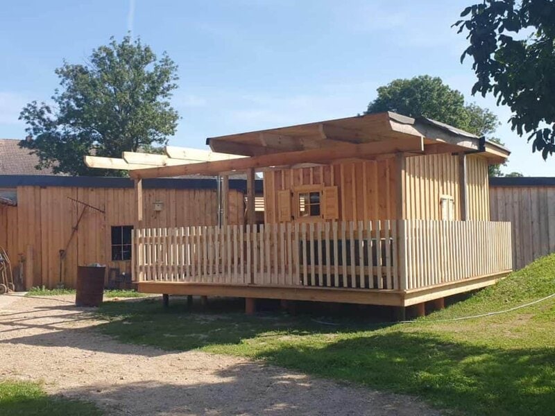 Handgefertigtes Holzhaus im Naturstil auf dem Wellnesshof RaJa, ideal für einen nachhaltigen Rückzugsort.