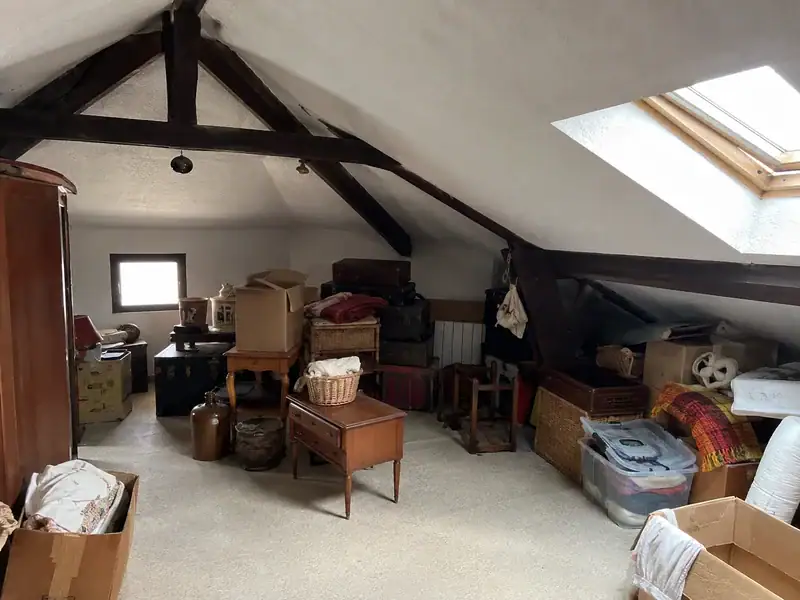 Grenier encombré avec cartons et objets volumineux