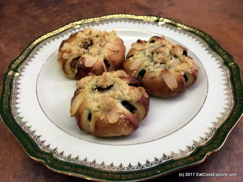 How to make Traditional Czech Bohemian Koláče Pastries 2 Czech Kolaches with Budvar