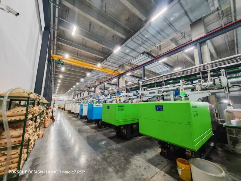 Custom IML Robot System for Plastic Packaging Production