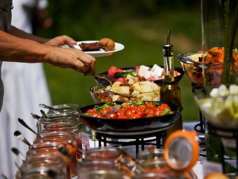 Catering para diferentes personas en tu graduación