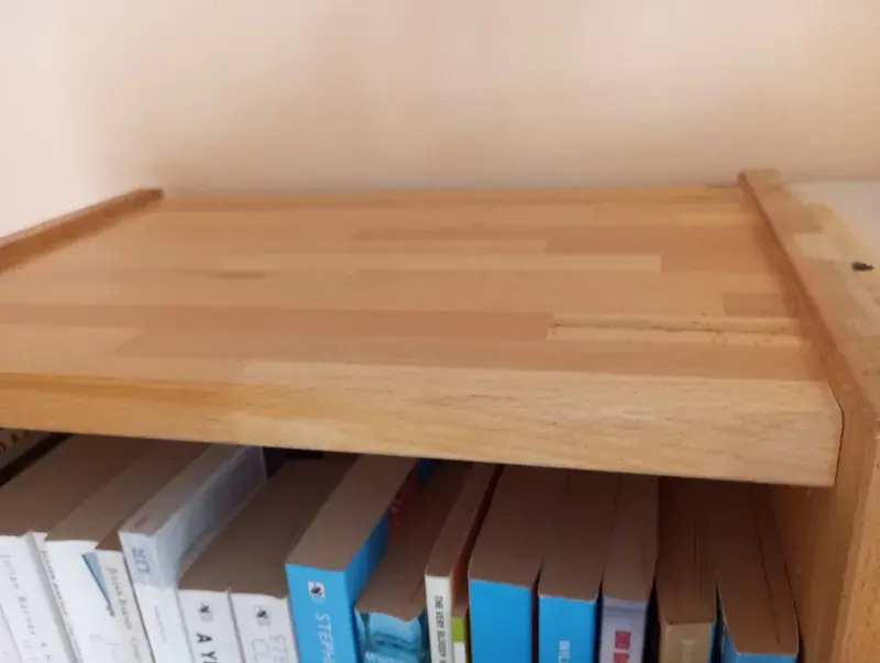Holzregal nach der Reinigung mit sauberer Holzoberfläche