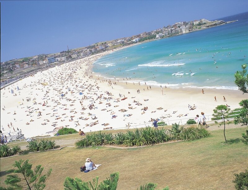 Bondi Beach in Sydney – ein beliebter Strand mit türkisblauem Wasser und vielen Sonnenanbetern.