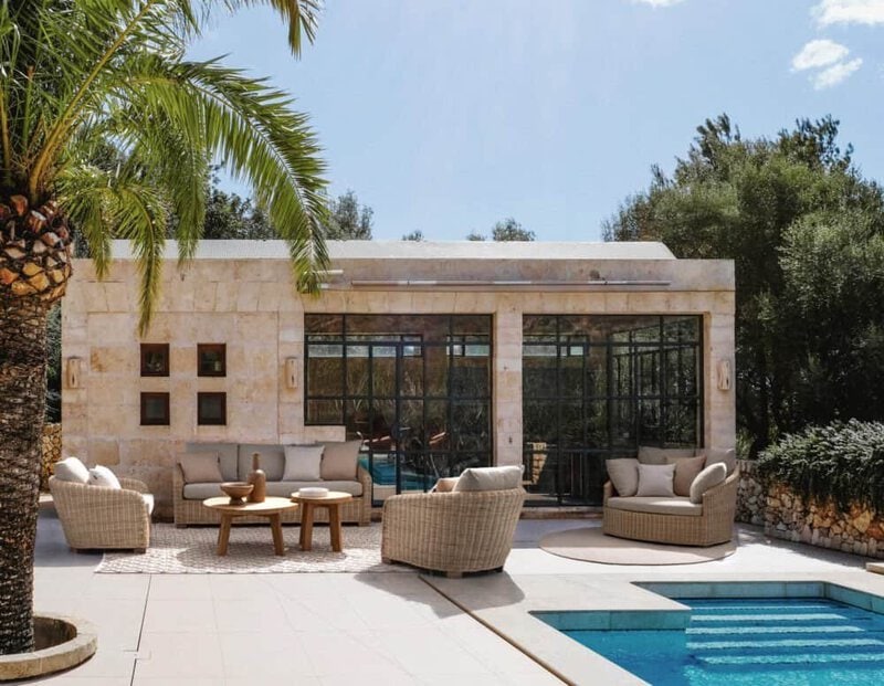 Relax in una villa moderna con area lounge e piscina privata, immersa nel verde mediterraneo.
