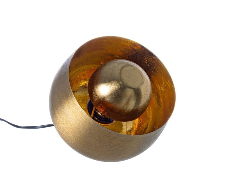 Lampada da tavolo moderna con finitura dorata, stile elegante e unico per arredamento di lusso.