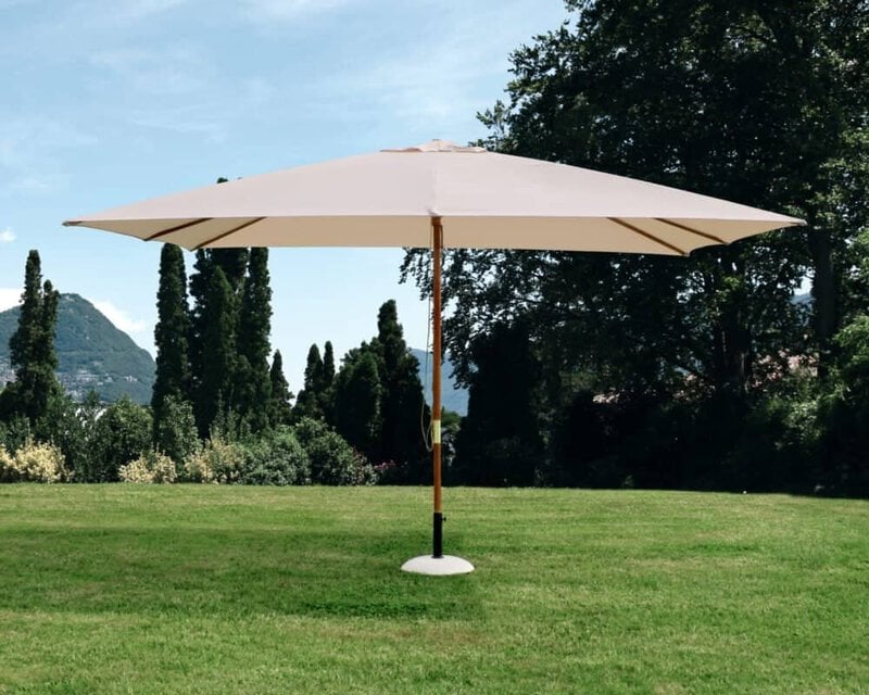 Ombrellone da giardino resistente con palo in legno e tessuto beige.