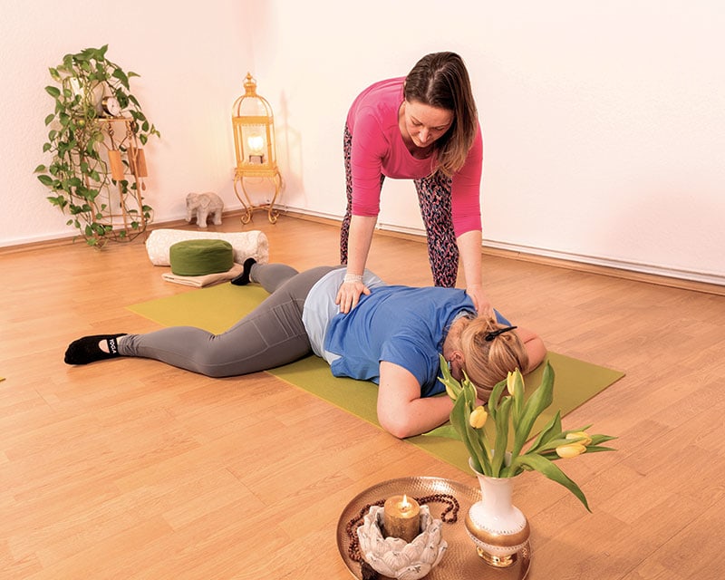 Grit Grubenick bei der Yogatherapie | Foto Könitz