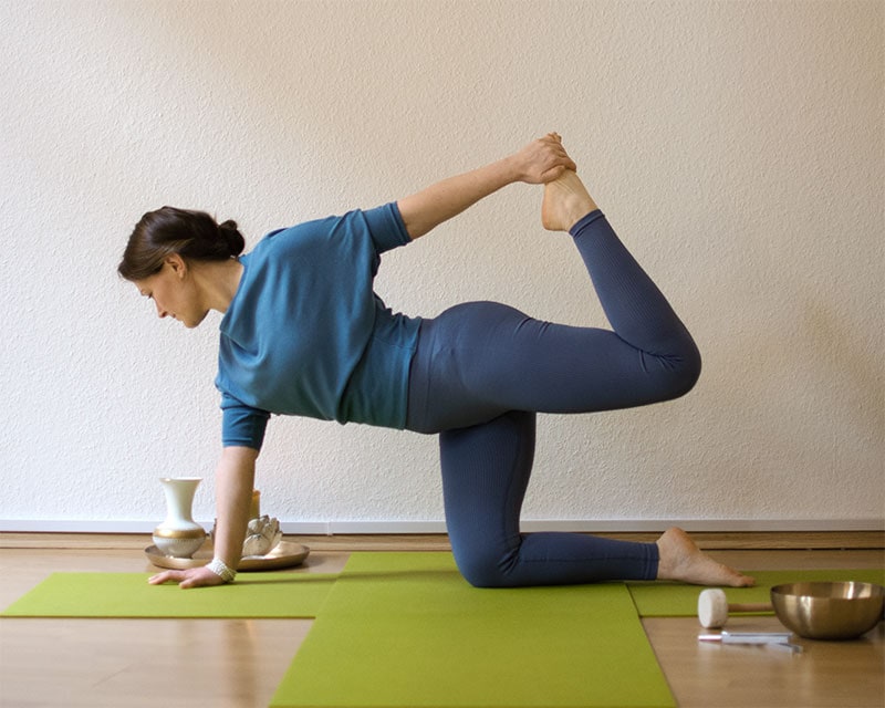 yoga lichtspuren grit grubenick diagonale katze hand an fuss balance yoga halle
