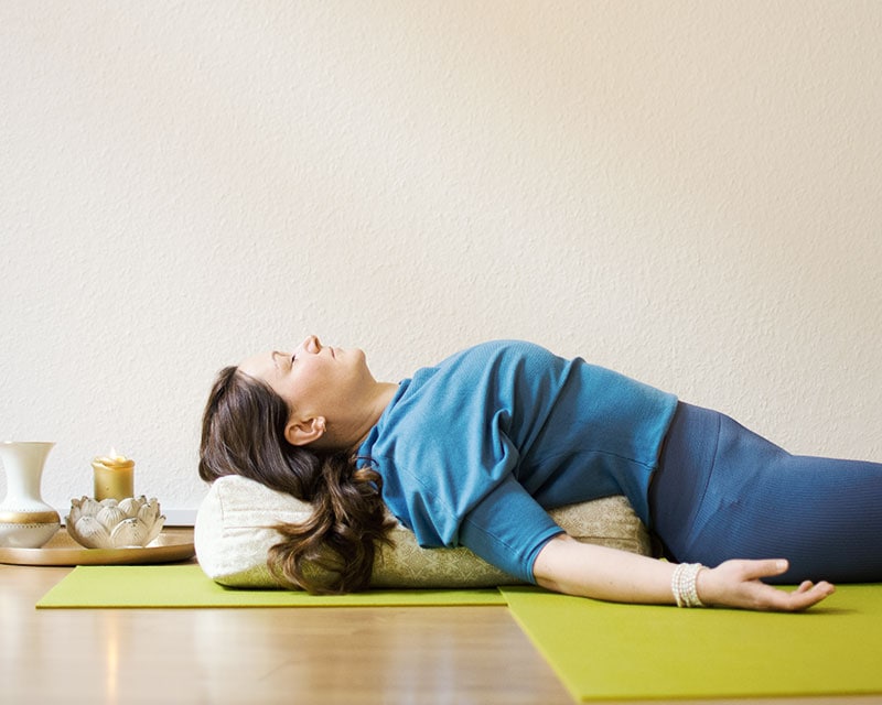 yoga lichtspuren grit grubenick entspannungstechniken fisch unterstuetzt 3