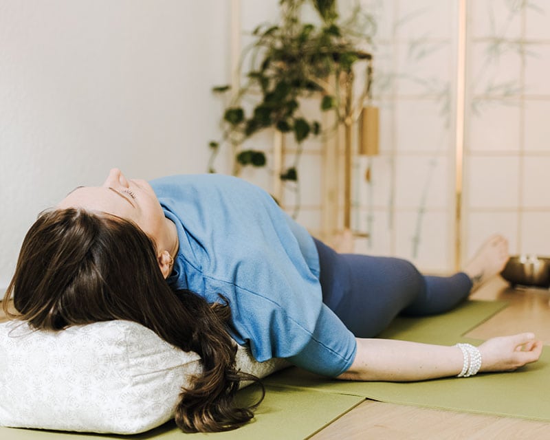 yoga lichtspuren grit grubenick entspannungstechniken fisch unterstuetzt