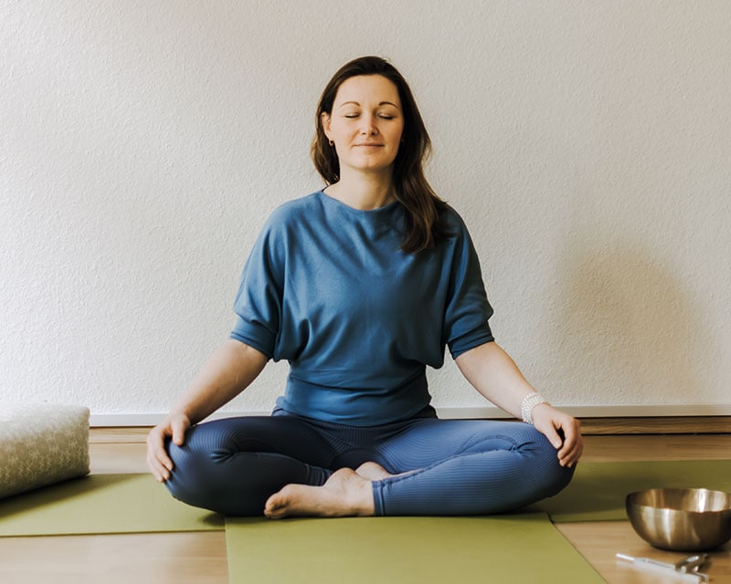 yoga lichtspuren grit grubenick schneidersitz balance yoga halle 1