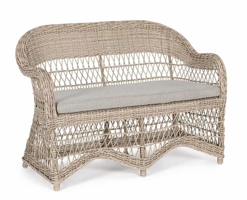 Divano in rattan naturale con cuscino beige, arredamento da esterno elegante e resistente.