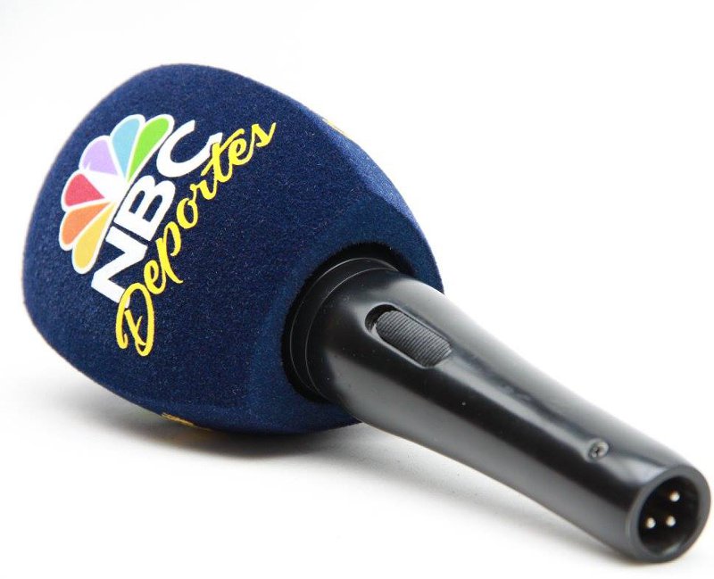 Репортажный микрофон с синим поролоновым ветрозащитным чехлом NBC Deportes на белом фоне