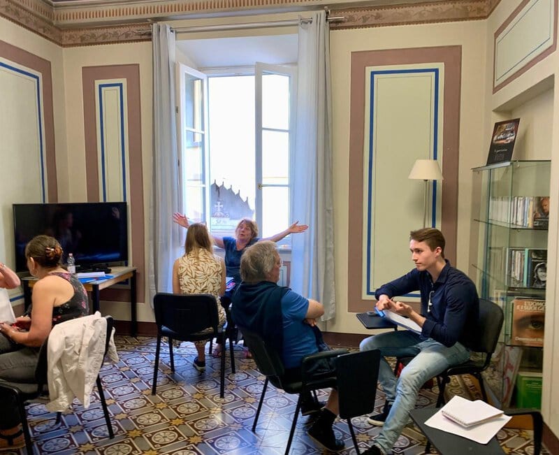 Italienisch-Sprachkurs in einem historischen Klassenzimmer mit engagierten Schülern und Lehrern.
