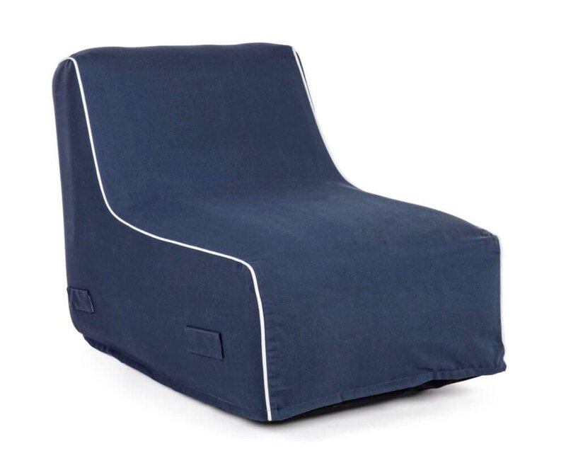 Poltrona letto blu con rivestimento resistente e comfort elevato, ideale per soggiorni e camere da letto.