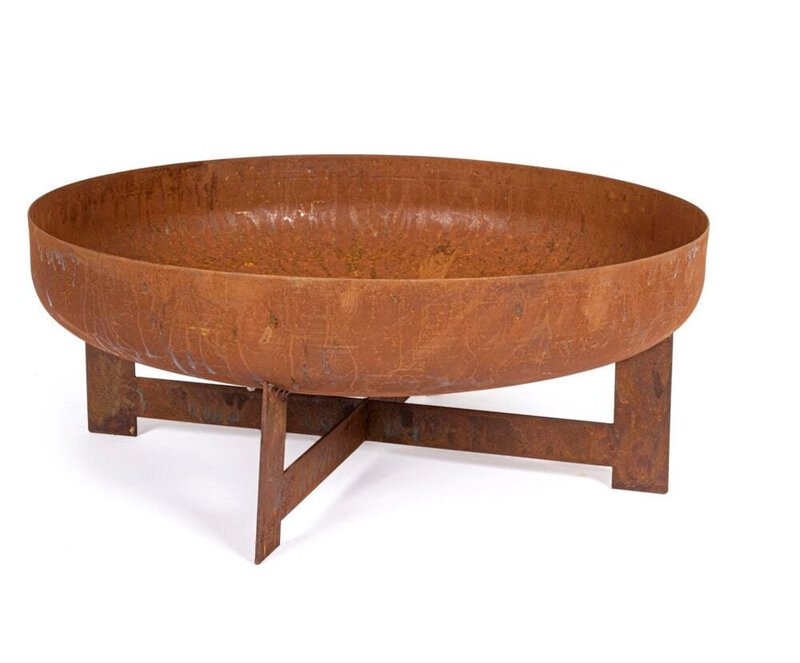 Vasca di ferro antica con supporto in legno, perfetta per decorazioni vintage e interni industriali.