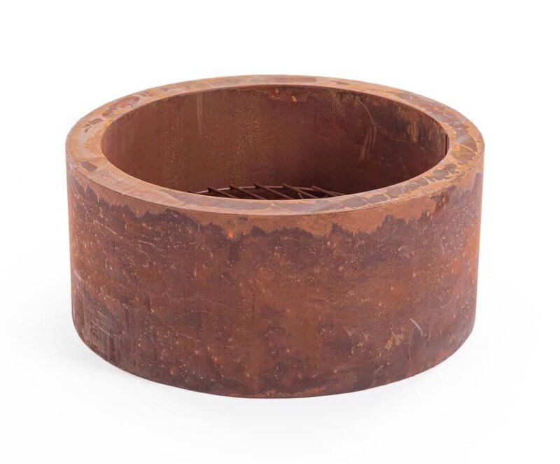 Focolare in terracotta rustica, perfetto per ambienti esterni e arredo rustico, con griglia interna per il fuoco.