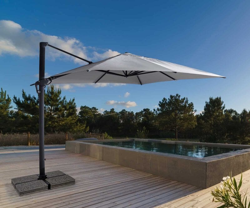 Ombrellone da giardino grande con piscina in legno, ideale per relax estivo e ambienti outdoor eleganti.