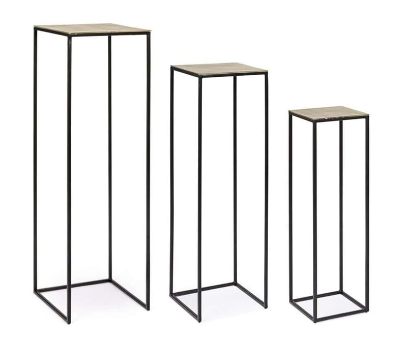 Tavolini metallici minimalisti con piani in legno per arredamento moderno e industriale.