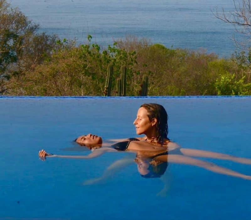 one woman giving another woman a Water Massage at Corazon del Agua in Mazunte Mexico (Aguahara)