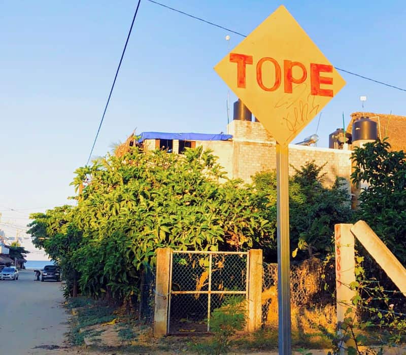yellow sign that says "tope"