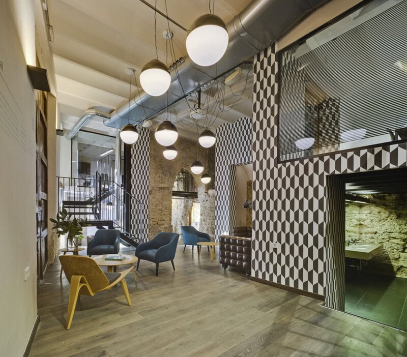 Modernes Lounge-Interieur mit Designer-Möbeln und geometrischen Wandmustern